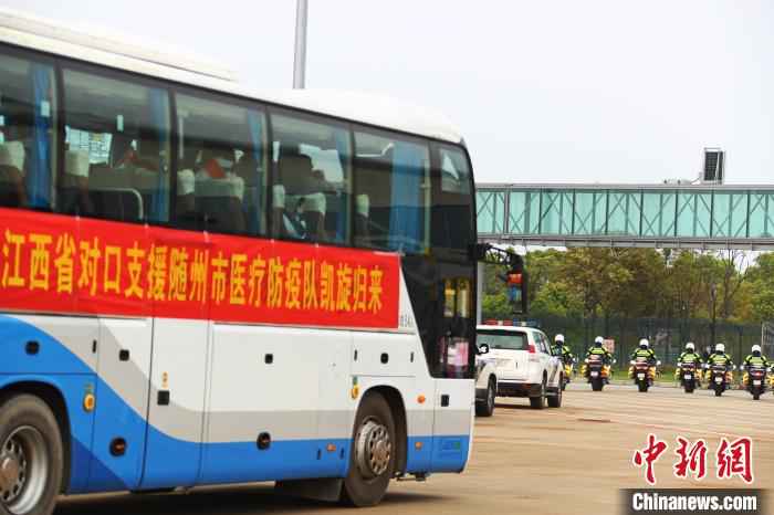 3月23日下午,载着江西援助湖北随州医疗队队员的大巴驶离南昌昌北国际机场。 刘占昆 摄 369名队员凯旋!江西对口支援随州医疗防疫队返赣